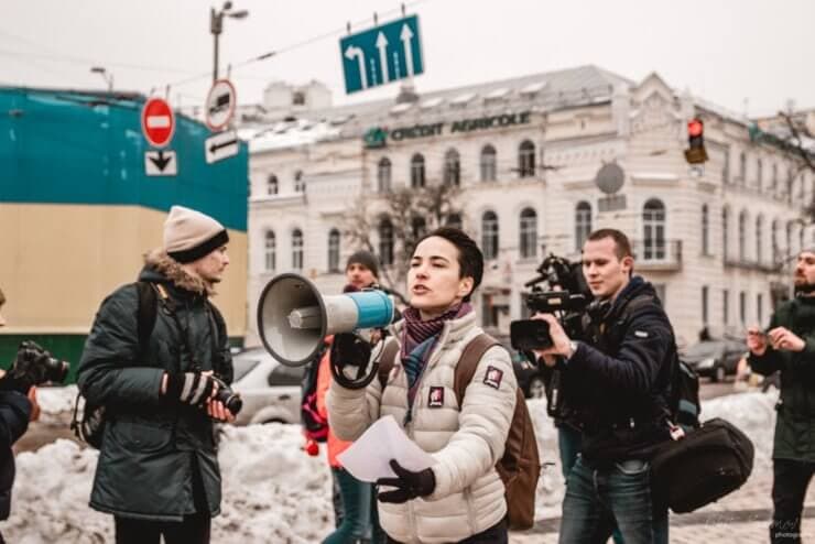 Ukraine: Drop charges of “offending national symbols” against human rights activist
