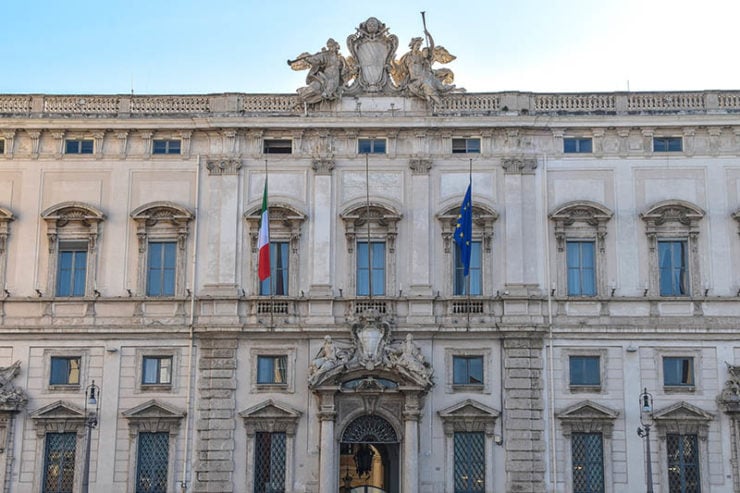 Italia: la Corte Costituzionale rinvia al Parlamento la decisione sull’abolizione della pena carceraria nei casi di diffamazione