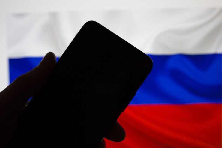 Russia: Google and Apple must fight election-related censorship