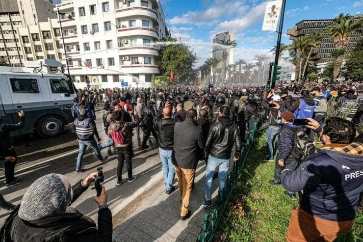 Tunisia: Security forces suppress peaceful demonstrations on Revolution Day
